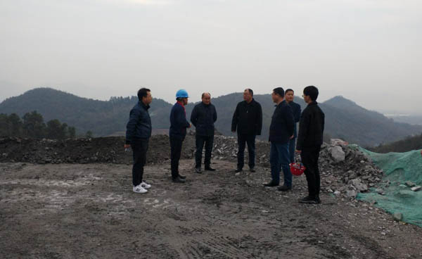 集團(tuán)公司黨委副書(shū)記、總經(jīng)理龔華東到矸石項(xiàng)目部視察 