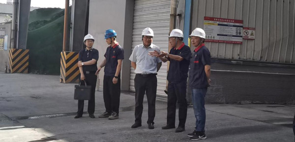 集團公司黨委委員、股份公司黨委書記、總經(jīng)理蔣培進到建材公司調(diào)研