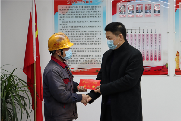 集團公司黨委委員、副總經(jīng)理胡新付到公司走訪慰問