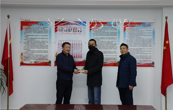 集團公司黨委委員、副總經(jīng)理胡新付到公司走訪慰問